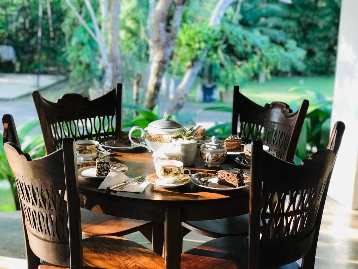 Ceylon Kingsmen Garden Hotel - Katunayake Negombo Bagian luar foto