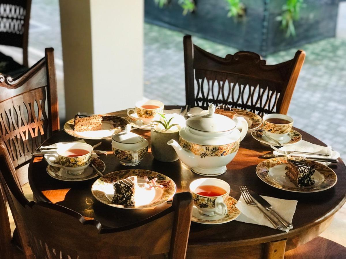 Ceylon Kingsmen Garden Hotel - Katunayake Negombo Bagian luar foto