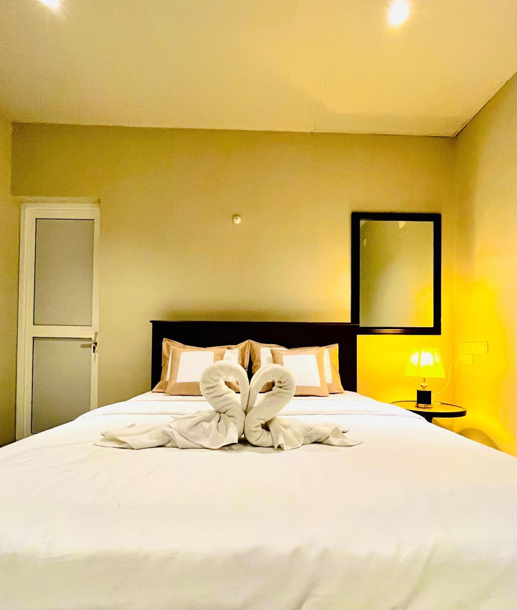Ceylon Kingsmen Garden Hotel - Katunayake Negombo Bagian luar foto
