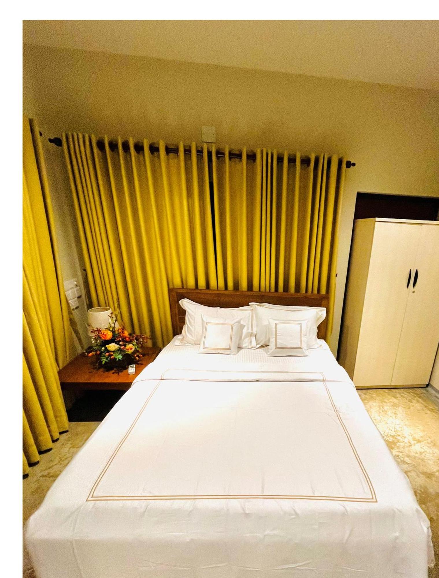 Ceylon Kingsmen Garden Hotel - Katunayake Negombo Bagian luar foto
