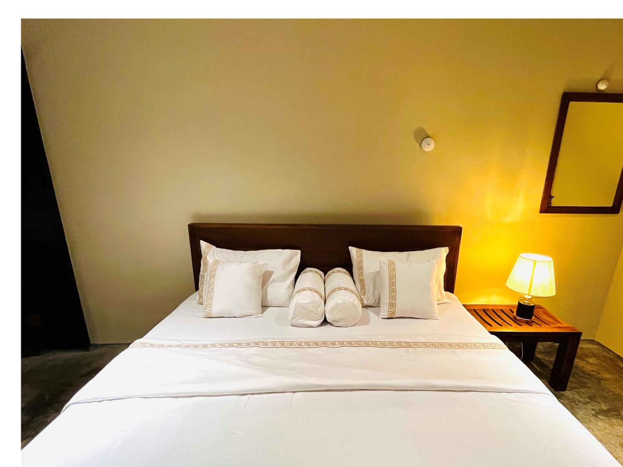Ceylon Kingsmen Garden Hotel - Katunayake Negombo Bagian luar foto