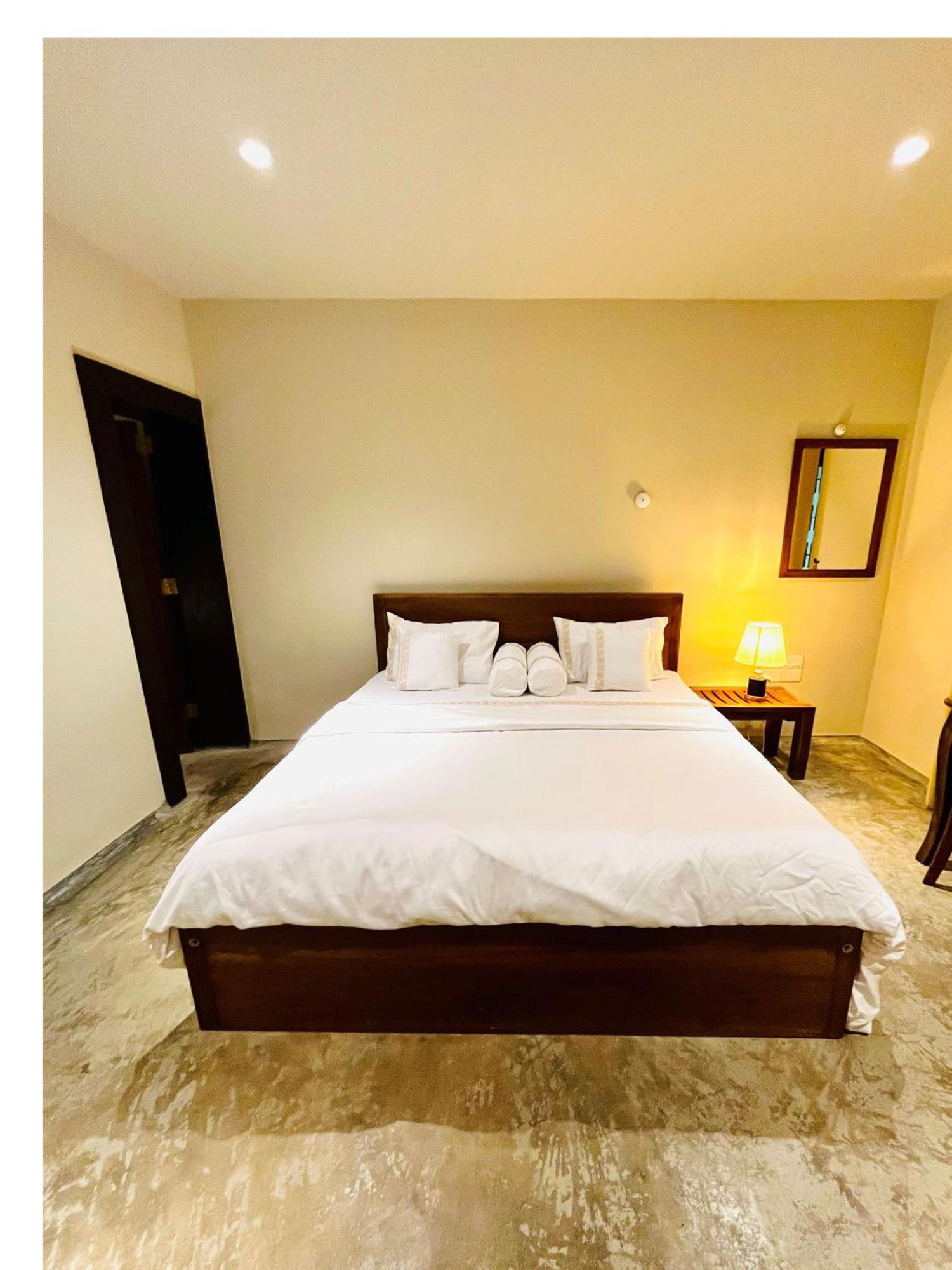 Ceylon Kingsmen Garden Hotel - Katunayake Negombo Bagian luar foto