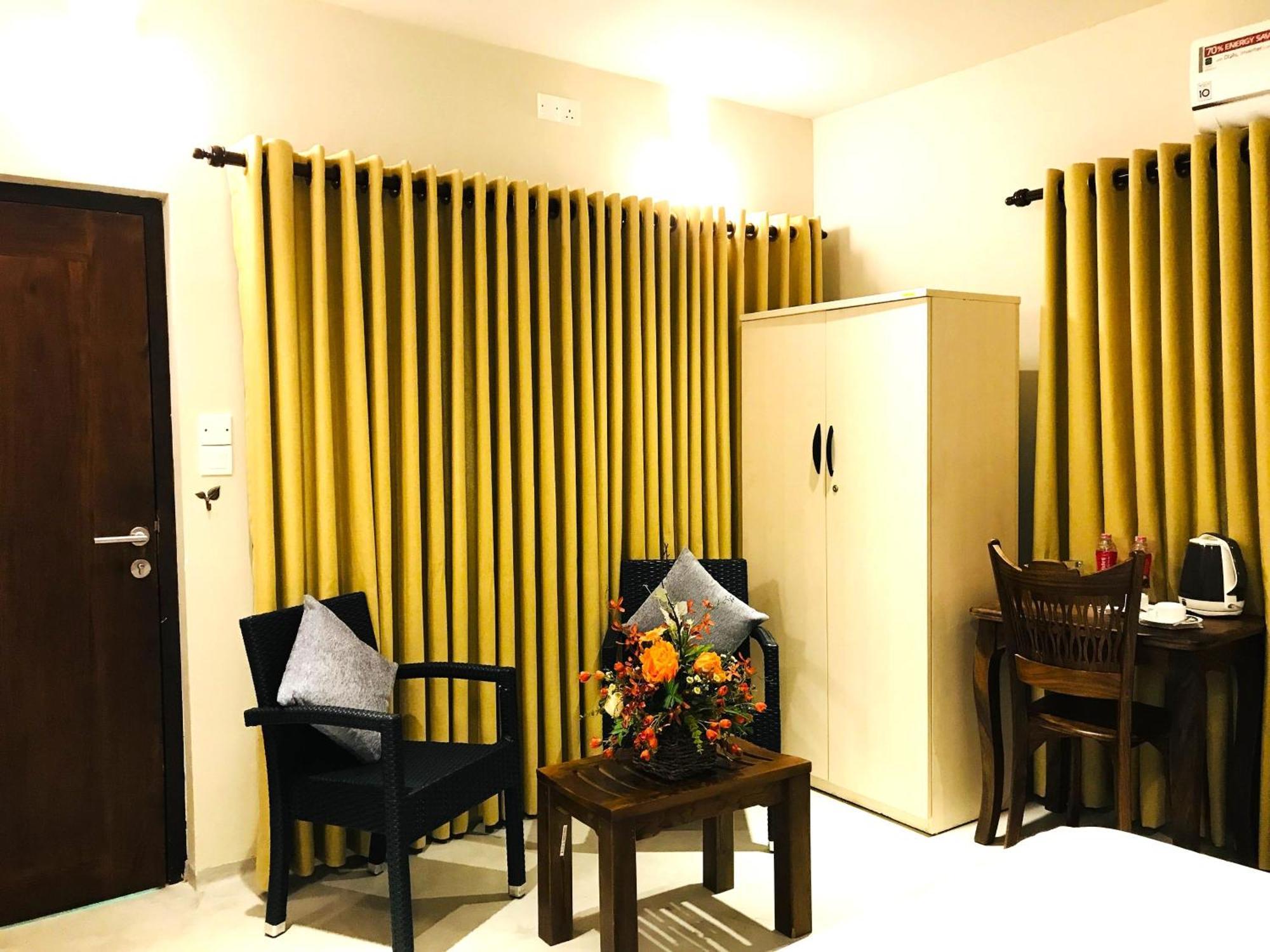 Ceylon Kingsmen Garden Hotel - Katunayake Negombo Bagian luar foto
