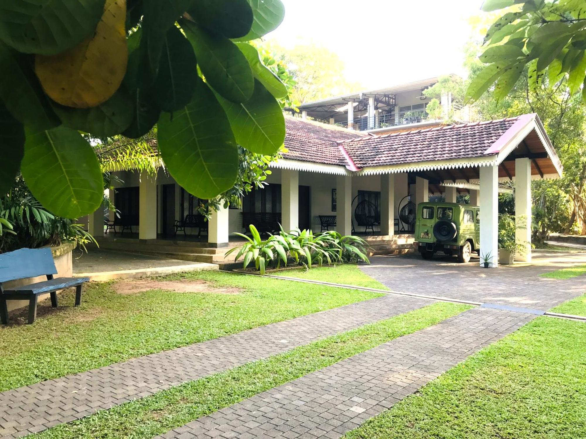 Ceylon Kingsmen Garden Hotel - Katunayake Negombo Bagian luar foto