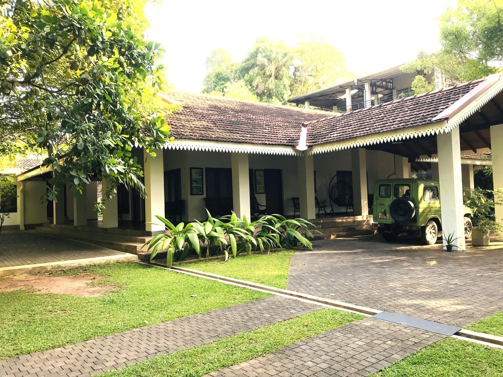 Ceylon Kingsmen Garden Hotel - Katunayake Negombo Bagian luar foto