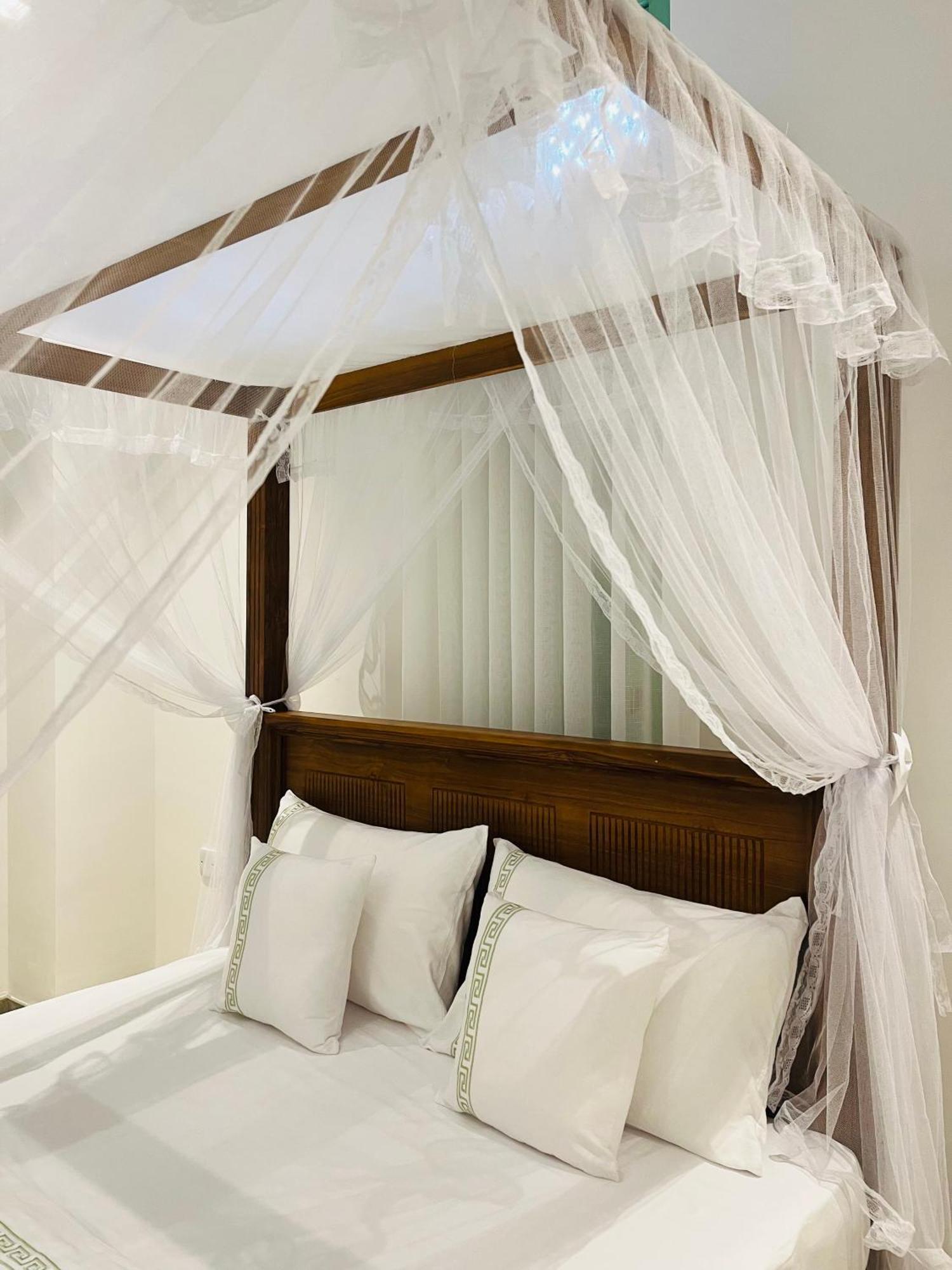 Ceylon Kingsmen Garden Hotel - Katunayake Negombo Bagian luar foto