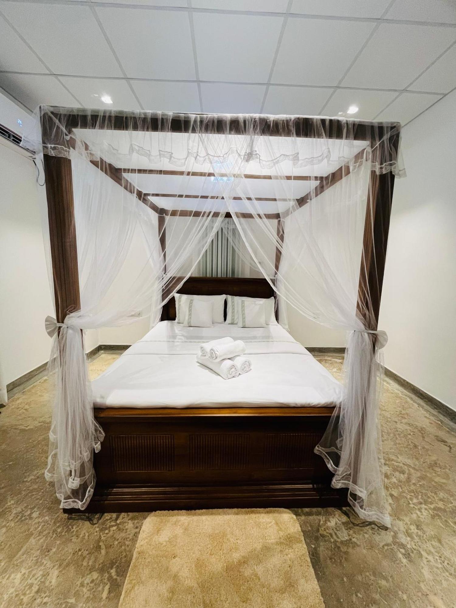 Ceylon Kingsmen Garden Hotel - Katunayake Negombo Bagian luar foto