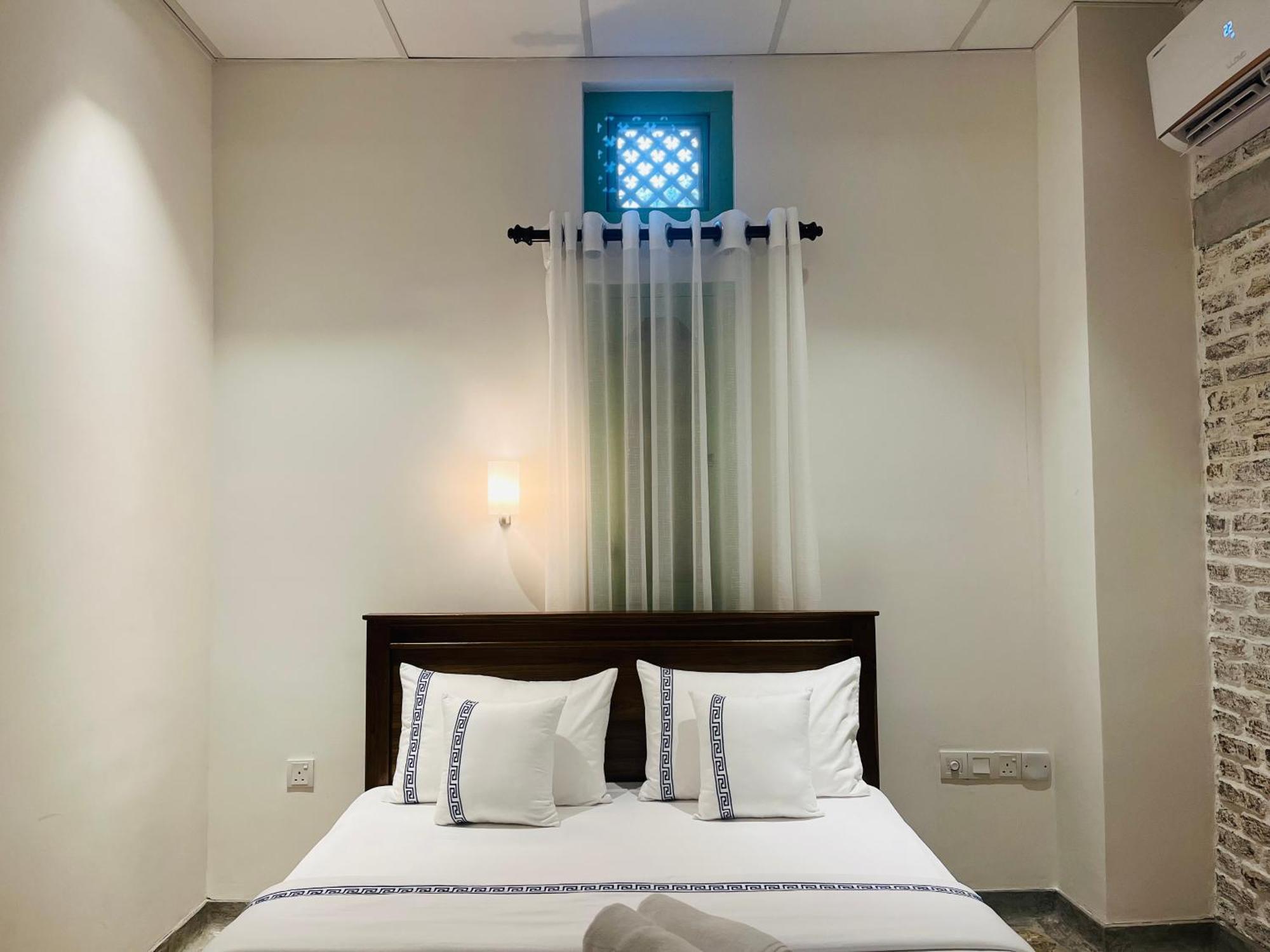 Ceylon Kingsmen Garden Hotel - Katunayake Negombo Bagian luar foto